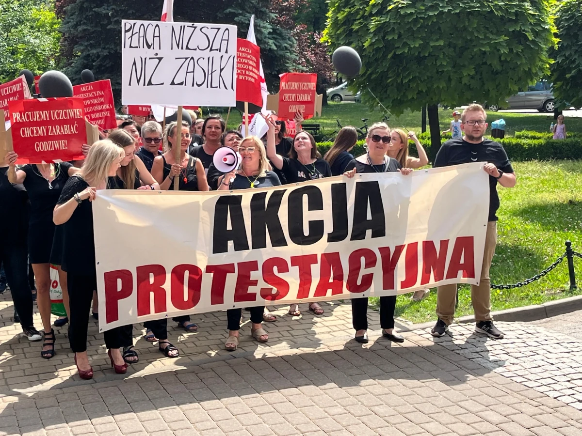 Około 200 pracowników Miejskiego Ośrodka Pomocy Rodzinie w Bytomiu demonstrowało na ulicach miasta i przed magistratem, domagając się tysiąca złotych brutto podwyżki dla każdego pracownika. Prezydent Bytomia do poniedziałku przedstawi im swoje propozycje. 