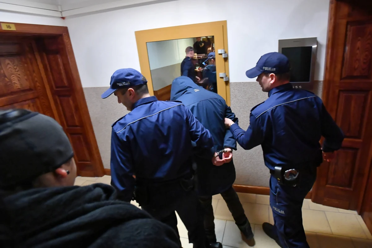 Dziś Prokuratura Rejonowa w Koszalinie zakończyła śledztwo w sprawie śmierci Jagody z Darłowa. Rodzice dziewczynki zostali oskarżeni o narażenie jej na bezpośrednie niebezpieczeństwo utraty życia. Ojciec usłyszał dodatkowe zarzuty.