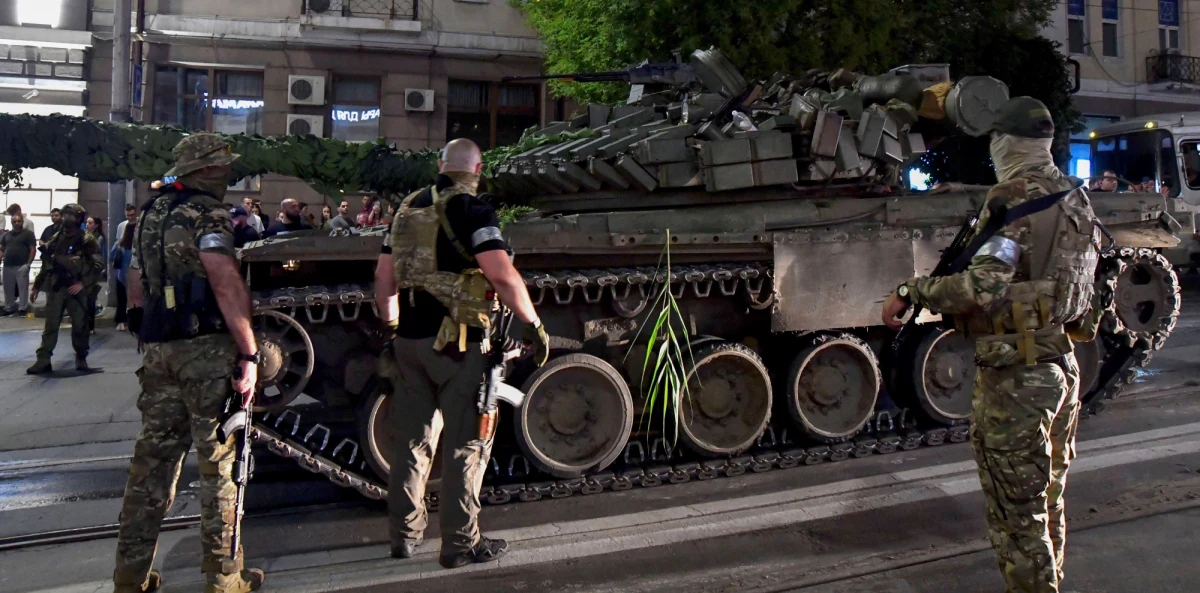 Od tygodnia cały świat zadaje sobie pytanie - jakie będą dalsze losy prywatnej armii Jewigienija Prigożyna? Tzw. wagnerowcy równo przed tygodniem rozpoczęli zbrojny bunt przeciwko Kremlowi. Rebeliantom udało się zdobyć budynek sztabu wojskowego w Rostowie nad Donem, skąd wyruszyli w kierunku Moskwy. Ich działania zakończyły się jednak po niespełna dobie. 