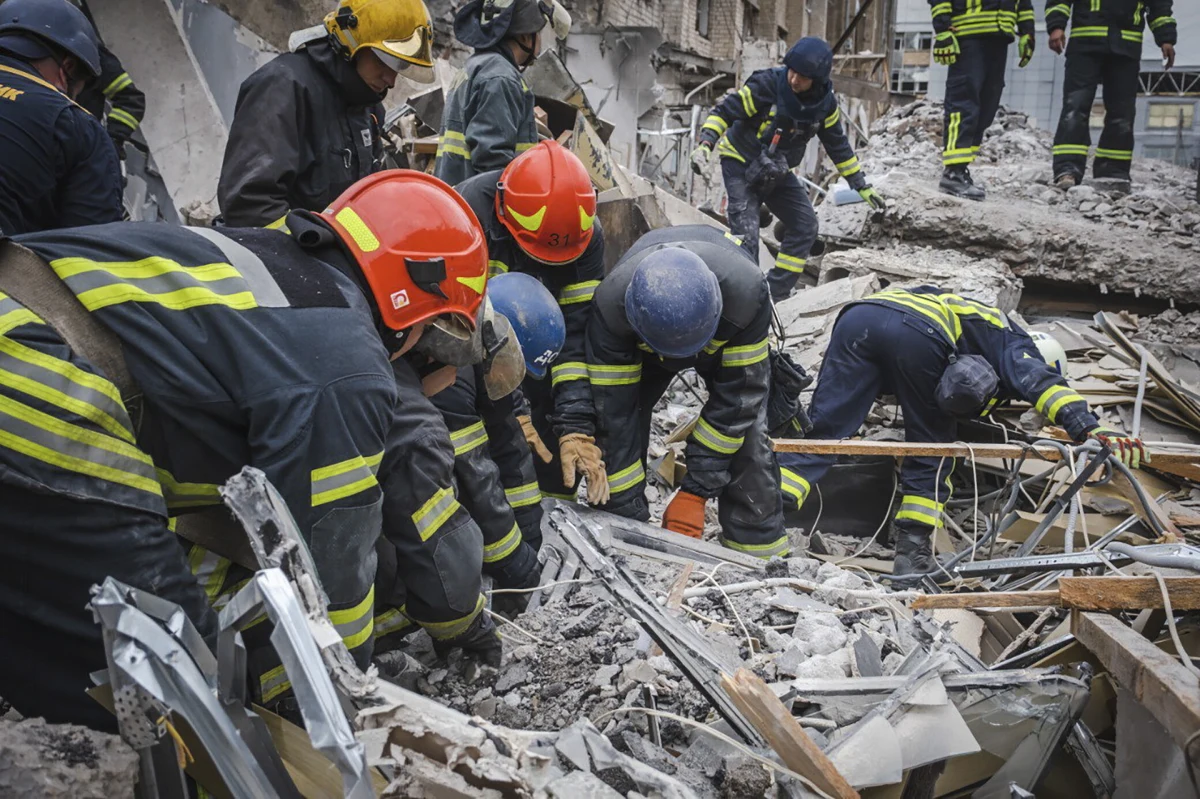 Ukraińska pisarka Wiktoria Amelina została poważnie ranna podczas ostrzału Kramatorska, lekarze walczą o jej życie - poinformował PEN Ukraina (ukraiński oddział PEN Clubu). W ocenie organizacji ostrzał Kramatorska można uznać za zbrodnię wojenną.