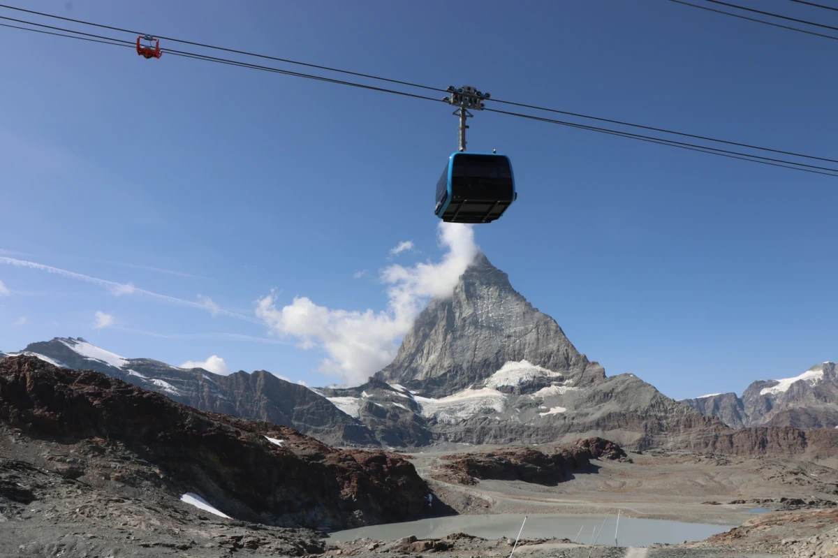 ​W Alpach uruchomiony zostanie w sobotę dla turystów najwyższy ciąg kolei linowych w Europie. Umożliwi przekroczenie granicy między Włochami i Szwajcarią, łącząc dwa alpejskie kurorty u podnóża szczytu Matterhorn: włoską Cervinię i szwajcarskie Zermatt - podał dziennik "Corriere della sera".