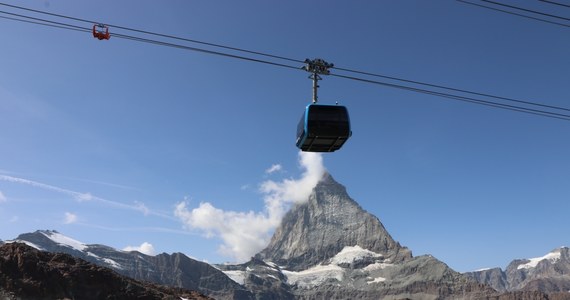 ​W Alpach uruchomiony zostanie w sobotę dla turystów najwyższy ciąg kolei linowych w Europie. Umożliwi przekroczenie granicy między Włochami i Szwajcarią, łącząc dwa alpejskie kurorty u podnóża szczytu Matterhorn: włoską Cervinię i szwajcarskie Zermatt - podał dziennik "Corriere della sera".