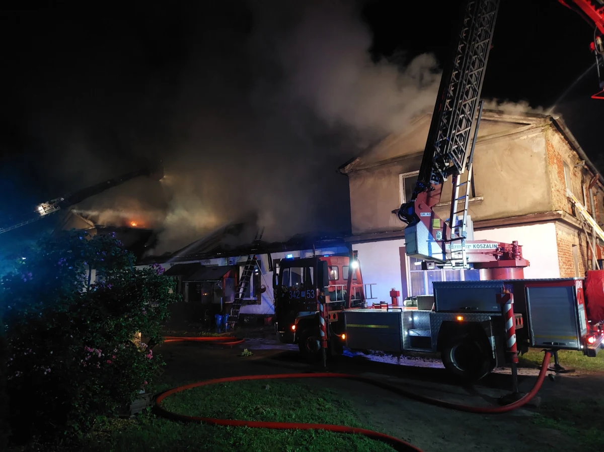 Tragiczny pożar wybuchł w nocy z piątku na sobotę w budynku wielorodzinnym w Dębsku w powiecie kaliskim (Wielkopolskie). Dwie osoby nie żyją, jedna została przewieziona do szpitala.