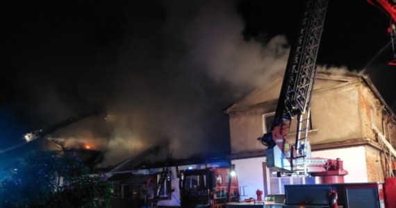 Tragiczny pożar wybuchł w nocy z piątku na sobotę w budynku wielorodzinnym w Dębsku w powiecie kaliskim (Wielkopolskie). Dwie osoby nie żyją, jedna została przewieziona do szpitala.