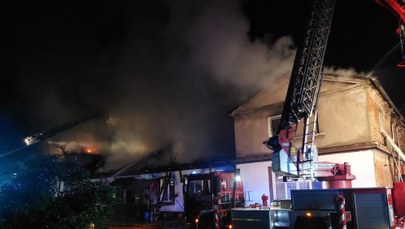 Nocny pożar w Dębsku. Dwie osoby nie żyją, 23 ewakuowane