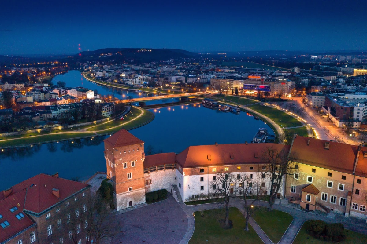 Różnie o rzece można rzec. Można się słowami rozpływać nad wiślanym pięknem. Można też o Wiśle mówić sucho. Podać suche fakty - czerpiąc wprost ze źródła internetowego.  