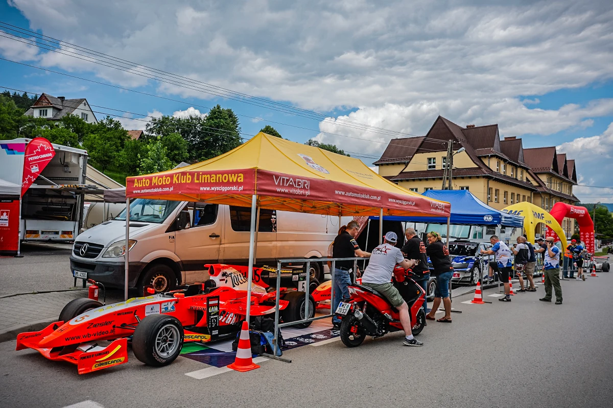 Pogoda pokrzyżowała plany wielu kierowcom startującycm w 14. Wyścigu Górskim Limanowa - Przełęcz pod Ostrą. Deszcz, który spadł w trakcie rozgrywania pierwszego przejazdu wyścigowego mistrzostw Polski spowodował, że wielu faworytów zajęło odległe miejsca. 