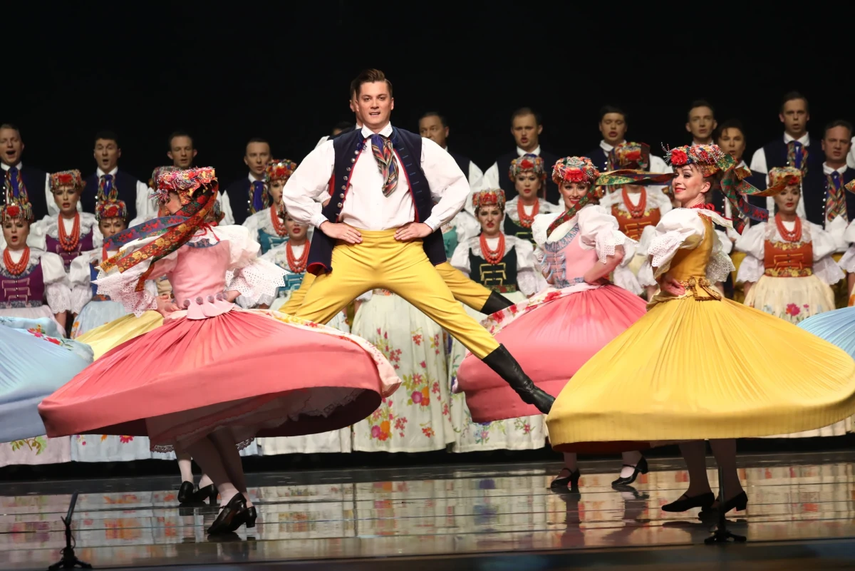 70 lat temu powstał Zespół Pieśni i Tańca “Śląsk”. "Jest jednym z największych na świecie zespołów artystycznych, sięgających do bogactwa muzycznych tradycji narodowych: tańców, pieśni, przyśpiewek, obrzędów i obyczajów" - powiedział PAP dyrektor zespołu Zbigniew Cierniak.