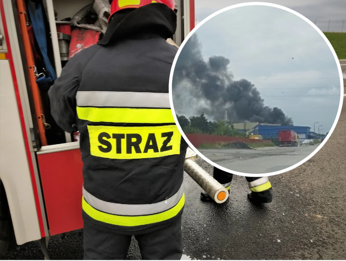 Strażacy walczą z pożarem przy ul. Metalurgicznej w Lublinie. Ogień pojawił się w hali, w której składowano odpady. 