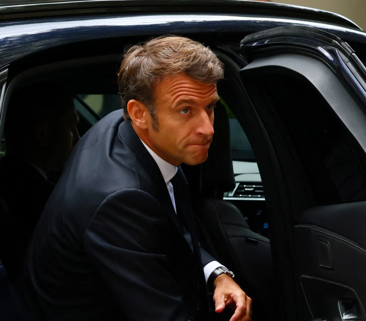 Prezydent Emmanuel Macron przekłada wizytę państwową w Niemczech w związku z trwającymi od wtorku wieczorem zamieszkami na przedmieściach francuskich miast. Gwałtowne protesty połączone z podpaleniami i walkami demonstrantów z siłami porządkowymi trwają piąty dzień, a ich powodem jest zestrzelenie przez policjanta 17-letniego Nahela w podparyskim Nanterre.