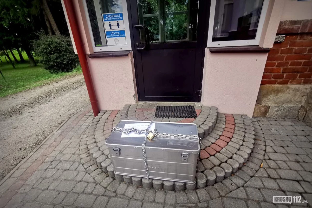 Niecodzienna historia wydarzyła się w Długiem na Podkarpaciu. Przed drzwi tamtejszego domu dziecka ktoś podrzucił tajemniczą skrzynię. Na miejsce wezwano policję. Okazało się, że w środku są słodycze i duża suma pieniędzy. 