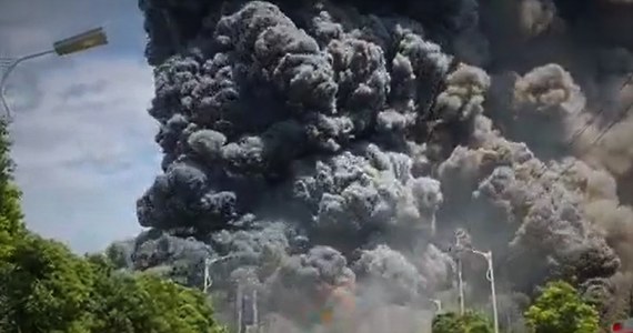 Eksplozja w zakładzie chemicznym w południowo-wschodnich Chinach wyrzuciła w sobotę w powietrze kłęby gęstego, czarnego dymu – podaje stacja CNN.