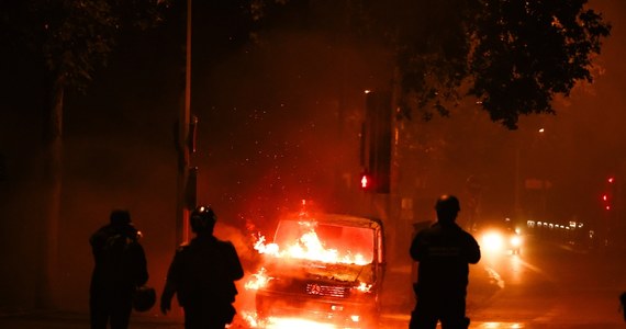 W Marsylii doszło do kolejnych starć policji z tłumem. Policja próbuje rozproszyć tłum, na miejsce starć przybywają nowe jednostki - donosi reporter stacji BBC, przywołując relacje świadków. Szef MSW Francji zapowiedział, że dzisiejszej nocy na ulice miast znów wyjdzie 45 tys. policjantów. Zamieszki to pokłosie tragedii w Nanterre, gdzie policjant zastrzelił 17-latka. Dziś odbył się pogrzeb chłopaka. 