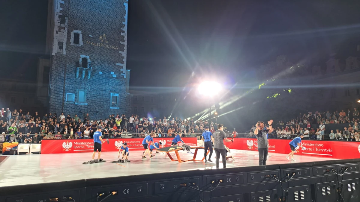 Nie udało się dokończyć turnieju teqballa na Rynku Głównym w Krakowie. W trakcie drugiego seta spotkania półfinałowego Adrian Duszak/Marek Pokwap – Csaba Banyik/Balazs Katz rywalizację trzeba było przerwać ze względu na uniemożliwiającą grę dużą wilgoć na boisku. Organizatorzy zdecydowali, że mecze o medale III Igrzysk Europejskich zostaną dokończone w niedzielę.