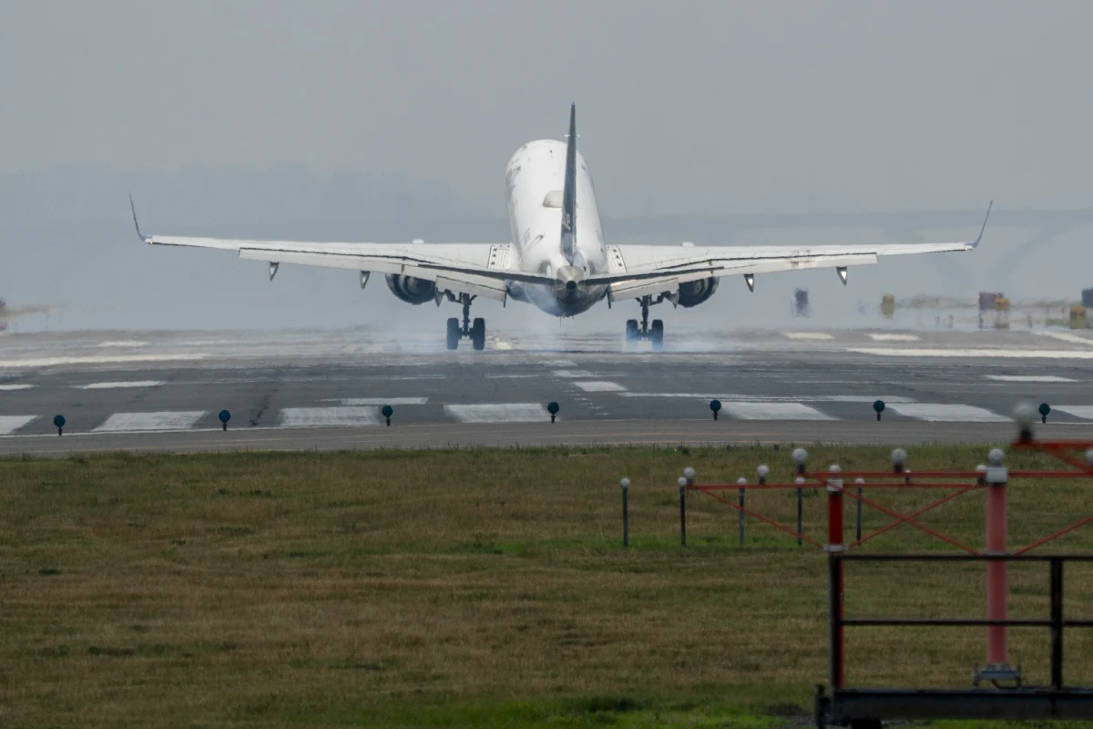 W długi weekend Dnia Niepodległości, który trwa od piątku 30 czerwca do wtorku 4 lipca, ponad 50 mln Amerykanów wybiera się w podróż przekraczającą 80 km. 4 lipca 1776 roku Kongres Kontynentalny uchwalił Deklarację Niepodległości USA.
