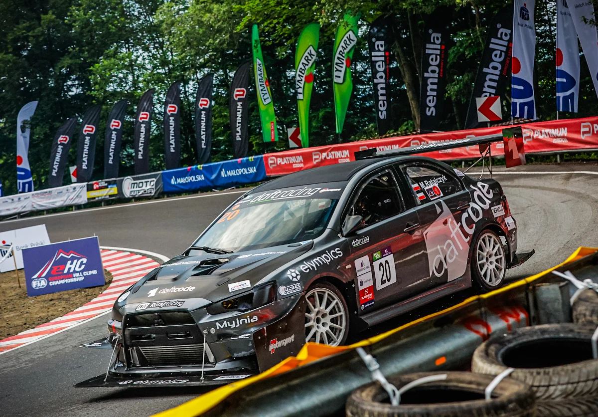 Podobnie jak w zeszłym roku, podczas samochodowego wyścigu górskiego w Limanowej, karty rozdawała... pogoda. Sobotnia  odsłona 14. Wyścigu Górskiego Limanowa była 5. Rundą Górskich Samochodowych Mistrzostw Polski. Popis dał Michał Ratajczyk. Dla zawodników klasyfikowanych w Mistrzostwach Europy FIA w Wyścigach Górskich (FIA EHC) wszystkie sobotnie podjazdy były treningami przed niedzielnym wyścigiem.