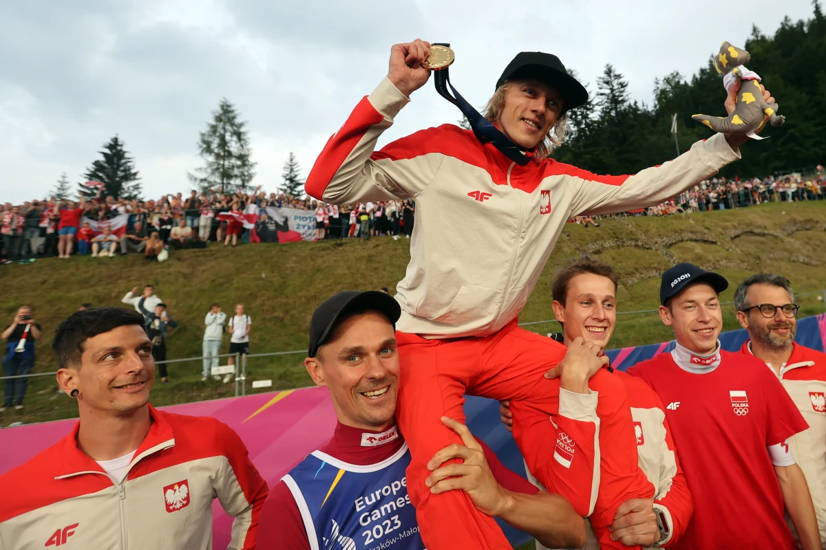 Dawid Kubacki w wielkim stylu powrócił do rywalizacji na skoczni, zdobywając na Wielkiej Krokwi w Zakopanem złoto igrzysk europejskich. Medal najpierw zadedykował żonie, która przeszła ciężką chorobę, później nieco zmodyfikował swoją dedykację.