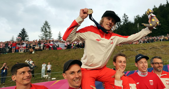 Dawid Kubacki w wielkim stylu powrócił do rywalizacji na skoczni, zdobywając na Wielkiej Krokwi w Zakopanem złoto igrzysk europejskich. Medal najpierw zadedykował żonie, która przeszła ciężką chorobę, później nieco zmodyfikował swoją dedykację.