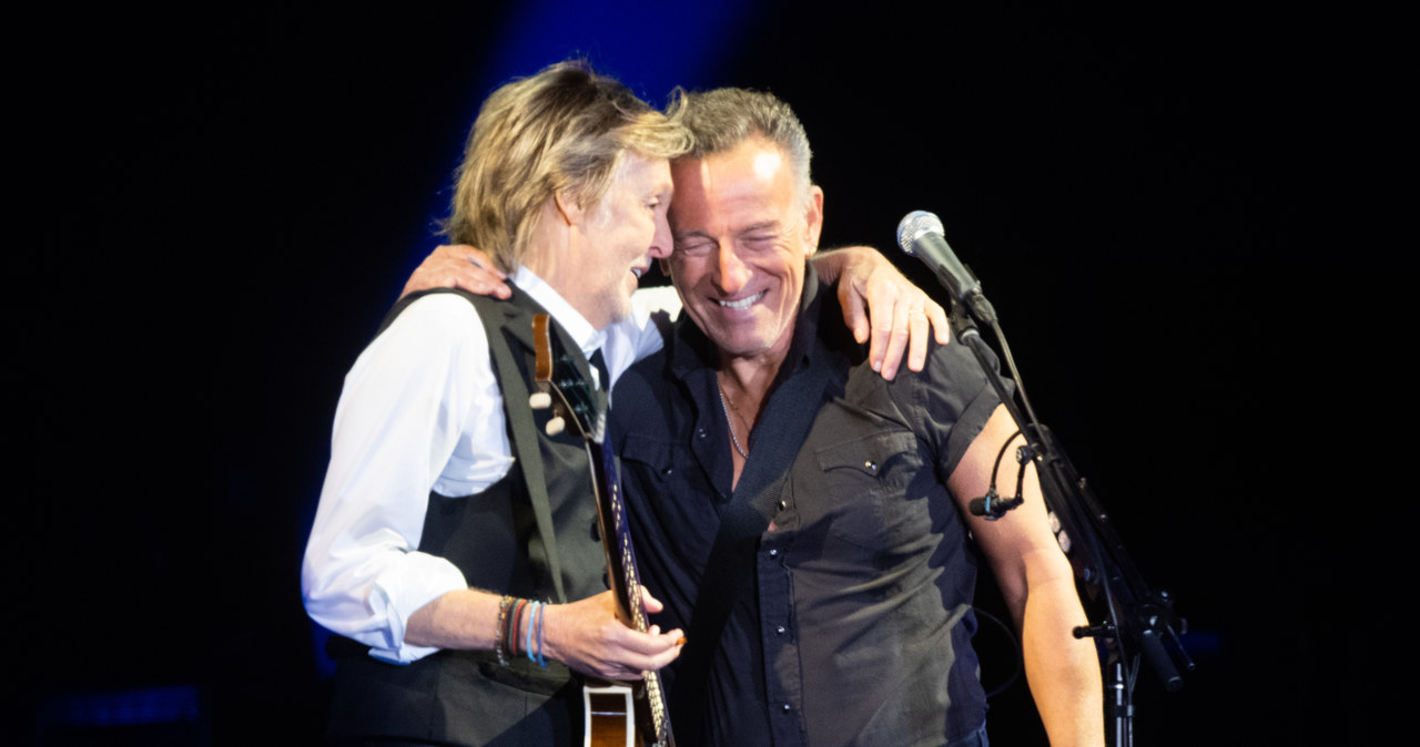 81-letni Paul McCartney ma pretensje do Bruce'a Springsteena, że z jego powodu muzycy muszą teraz grać potwornie długie koncerty. Paul McCartney z rozrzewnieniem wspomina czas, gdy Beatlesi ograniczali się do półgodzinnych występów.