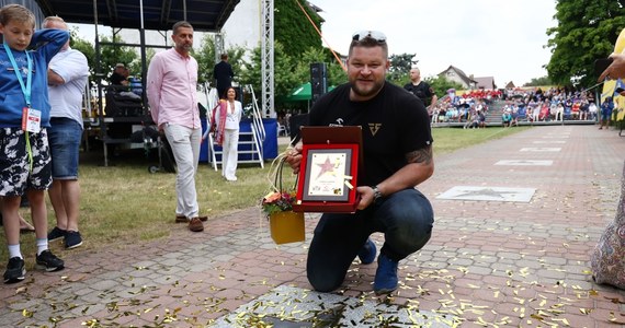 7 kolejnych płyt z nazwiskami wybitnych sportowców odsłonięto w sobotę w Alei Gwiazd Sportu we Władysławowie. W sumie uhonorowano w niej już 153 osoby z Polski i zagranicy.