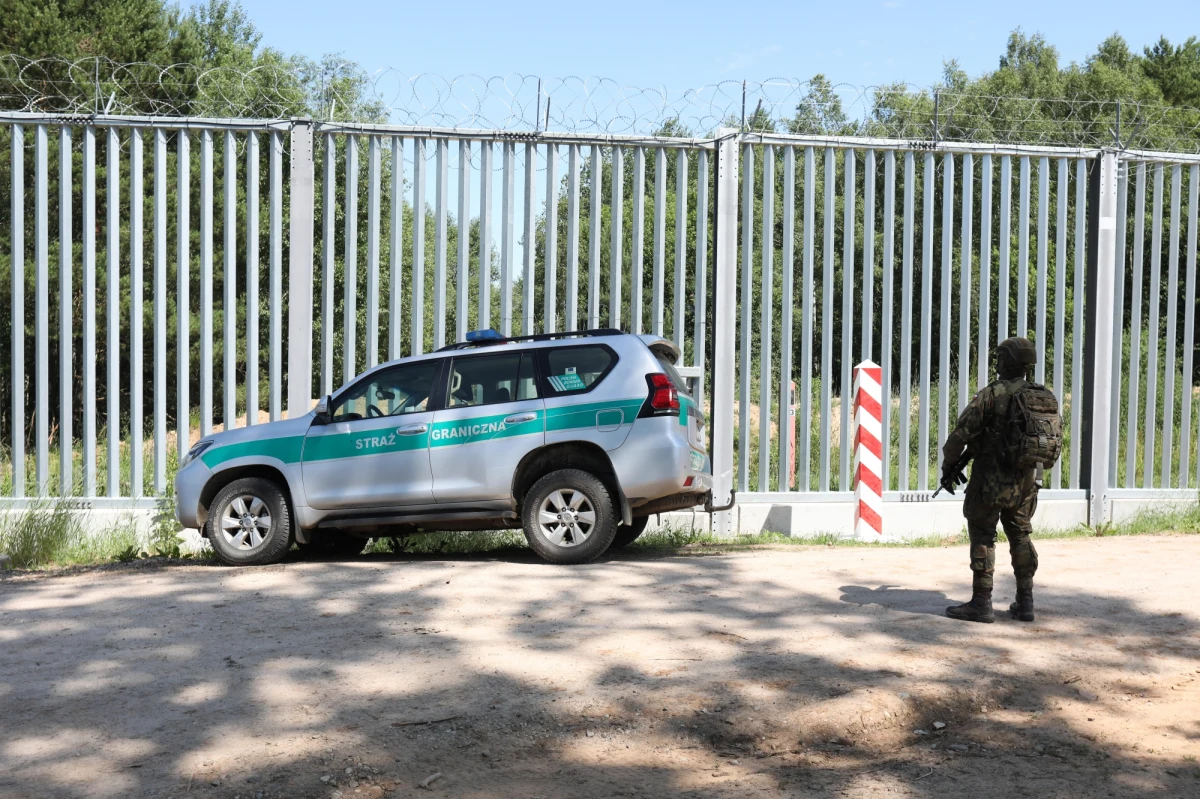 "W związku z napiętą sytuacją na granicy z Białorusią, podjąłem decyzję o wzmocnieniu naszych sił grupą 500 funkcjonariuszy" - poinformował w niedzielę na Twitterze szef MSWiA Mariusz Kamiński.