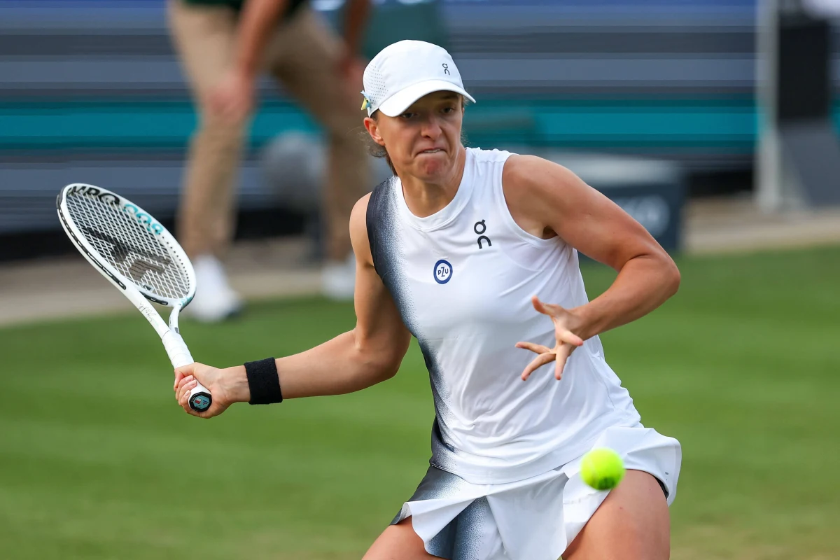 W poniedziałek Iga Świątek rozpocznie zmagania w wielkoszlemowym Wimbledonie. Według bukmacherów Polka jest faworytką do końcowego triumfu, mimo że trawiaste korty nie są jej ulubioną nawierzchnią.