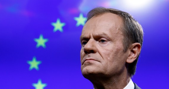 Donald Tusk, lider PO zamieścił na swoim profilu na Twitterze nagranie, w którym w ostrych słowach odnosi się do polityki migracyjnej prowadzonej przez Jarosława Kaczyńskiego. "Kaczyński przygotowuje dokument, dzięki któremu do Polski przyjedzie jeszcze więcej obywateli z państw takich jak - cytuję - Arabia Saudyjska, Indie, Islamska Republika Iranu, Katar, Emiraty Arabskie, Nigeria, czy Islamska Republika Pakistanu" - mówi na nagraniu Tusk, nawiązując do ustawy przygotowywanej przez Ministerstwo Spraw Zagranicznych.