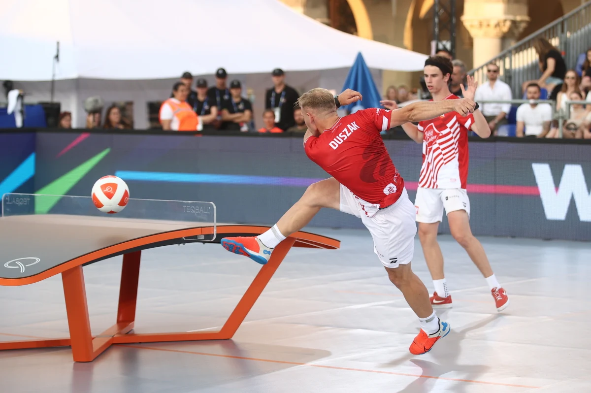 Adrian Duszak i Marek Pokwap zdobyli w Krakowie brązowy medal w deblu igrzysk europejskich i jednocześnie mistrzostw Europy w teqballu. W meczu o trzecie miejsce wygrali po zaciętej końcówce z Rumunami Aporem Gyoergydeakiem i Szabolcsem Ilyesem 2:1 (12:1, 8:12, 12:10).