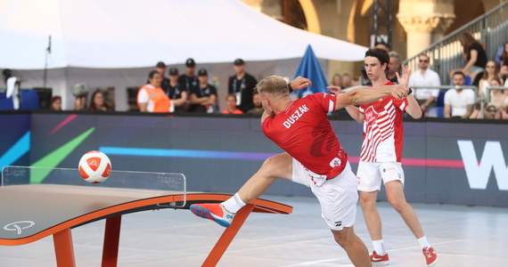 Adrian Duszak i Marek Pokwap zdobyli w Krakowie brązowy medal w deblu igrzysk europejskich i jednocześnie mistrzostw Europy w teqballu. W meczu o trzecie miejsce wygrali po zaciętej końcówce z Rumunami Aporem Gyoergydeakiem i Szabolcsem Ilyesem 2:1 (12:1, 8:12, 12:10).