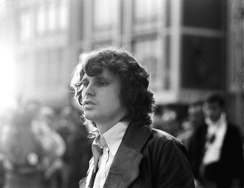 Był poetą i wokalistą, ale przede wszystkim artystą, który nie zamierzał wpisywać się w żadne schematy. Kochał wolność, nie znosił zakazów i za każdym razem, kiedy słyszał, że czegoś nie wolno, jasno dawał do zrozumienia, że zasady nie są dla niego. Przypominamy najbardziej skandalizujące momenty kariery Jima Morrisona. 