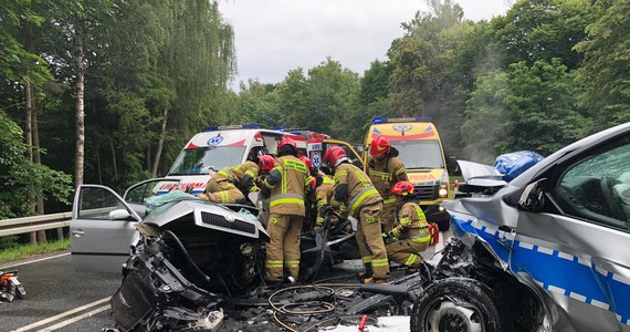 Kierowca samochodu osobowego zginął po zderzeniu z radiozowem koło Giżycka (warmińsko-mazurskie). Dwóch policjantów trafiło do szpitala. Do wypadku doszło w niedzielę rano.