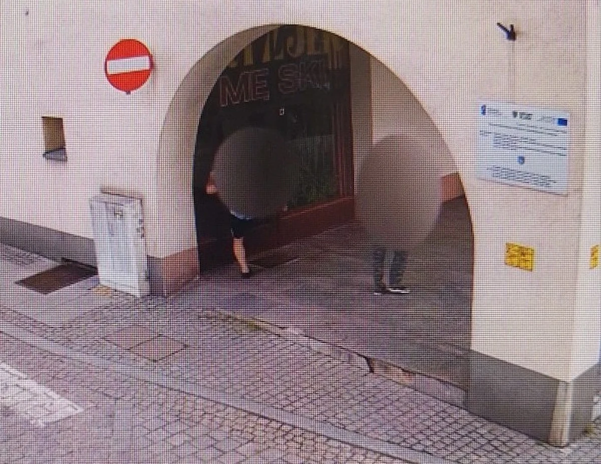 Nawet 7,5 roku więzienia grozi 37-latkowi, który w Jaworze na Dolnym Śląsku wybił szybę w drzwiach zakładu fryzjerskiego. Mężczyzna tłumaczył po zatrzymaniu, że chciał w ten sposób odreagować rozstanie z dziewczyną. 