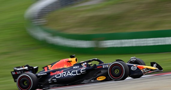 Holender Max Verstappen (Red Bull) wygrał wyścig o Grand Prix Austrii, 10. rundę mistrzostw świata Formuły 1. To siódme w tym sezonie i piąte z rzędu zwycięstwo obrońcy tytułu, który umocnił się na pozycji lidera klasyfikacji generalnej.