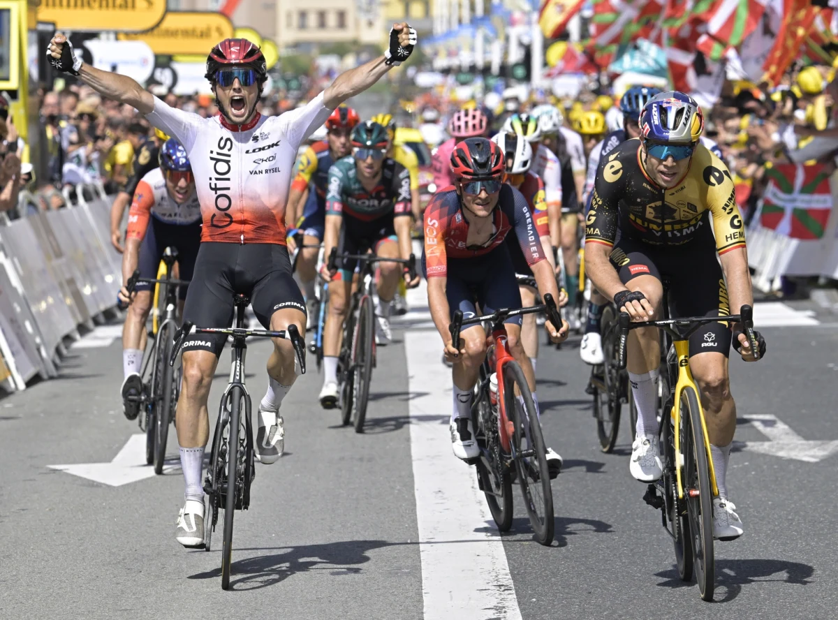 Francuz Victor Lafay (Cofidis) po samotnym ataku na ostatnim kilometrze wygrał w hiszpańskim San Sebastian drugi etap 110. edycji kolarskiego wyścigu Tour de France. Liderem pozostał Brytyjczyk Adam Yates z ekipy UAE Team Emirates.