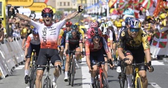 Francuz Victor Lafay (Cofidis) po samotnym ataku na ostatnim kilometrze wygrał w hiszpańskim San Sebastian drugi etap 110. edycji kolarskiego wyścigu Tour de France. Liderem pozostał Brytyjczyk Adam Yates z ekipy UAE Team Emirates.