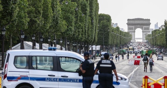 Po pięciu nocach zamieszek na przedmieściach francuskich miast sąd w Evry pod Paryżem skazał dwóch uczestników zamieszek na karę czterech miesięcy więzienia w zawieszeniu, 140 godzin prac społecznych oraz obowiązek odbycia kursu obywatelskiego – podał dziennik "Le Parisien".