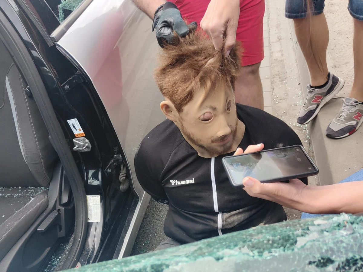 Policjanci z grupy "Orzeł" zatrzymali w Warszawie "Lalę" i "Górala" - legendarnych złodziei samochodów z Wołomina. Mężczyźni kradli ze stołecznych parkingów nawet 10 samochodów tygodniowo. Obaj usłyszeli zarzuty i zostali tymczasowo aresztowani. 