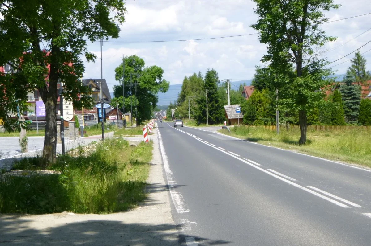 Od dziś w Białce Tatrzańskiej na drodze krajowej 49 wprowadzony zostanie ruch wahadłowy sterowany ręcznie. Takie rozwiązanie będzie obowiązywać kilkanaście dni, Drogowy będą remontować nawierzchnię jezdni.
