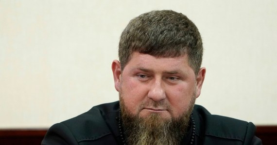 Ramzan Kadyrow zdementował pogłoski o swojej chorobie. "Psy szczekają, a karawana jedzie dalej" - powiedział przywódca Czeczenii. Wczoraj plotki na temat stanu zdrowia Kadyrowa podsycił jego syn.