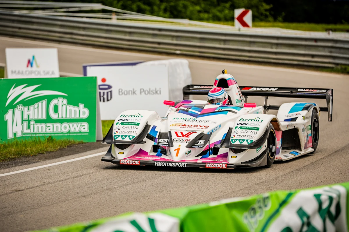 Po sobotnich deszczach, na trasie 14. Wyścigu Górskiego Limanowa pojawiło się słońce. Niedziela to dzień wielkiego ścigania: podjazdy wyścigowe 7 Rundy FIA EHC - Mistrzostw Europy FIA w Wyścigach Górskich. Wśród 108 zawodników startujących w drugim dniu wyścigu, 40 rywalizowało w czempionacie Europy. Najszybszym kierowcą wyścigu tradycyjnie okazał się Włoch Christian Merli, a najszybszy z Polaków - Waldemar Kluza wygrał klasyfikację generalną samochodów z nadwoziem zamkniętym.