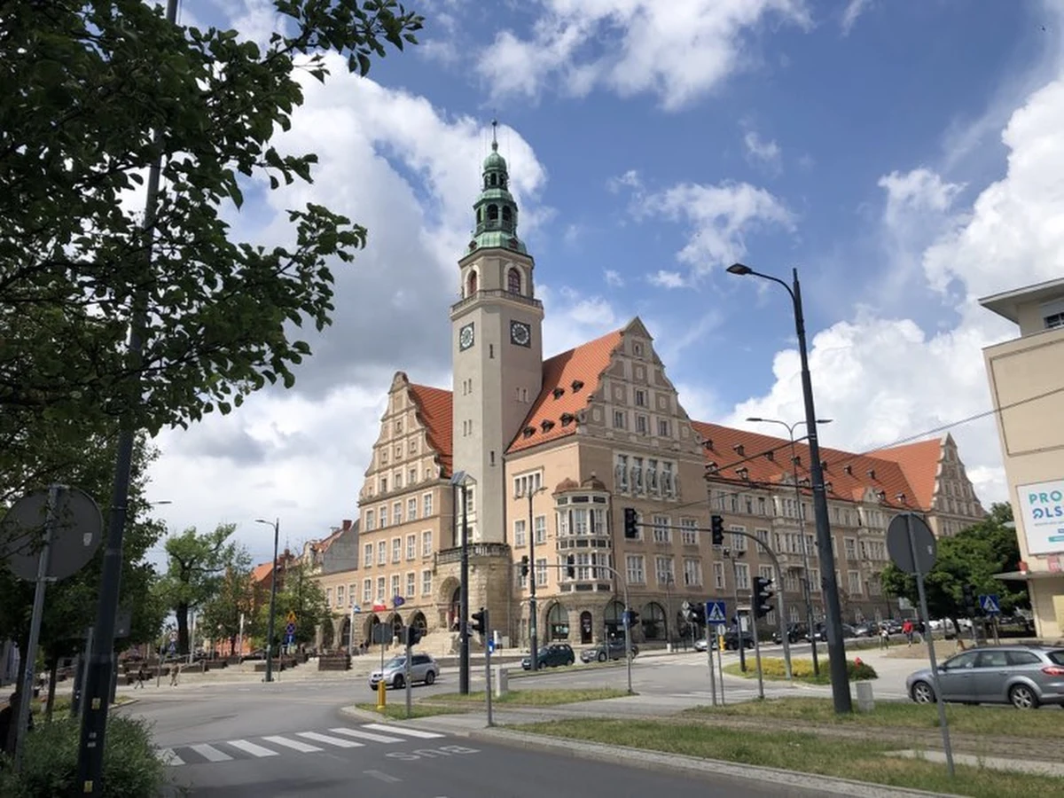 Od ponad tygodnia Zarząd Dróg, Zieleni i Transportu w Olsztynie zmaga się ze skutkami ataku hakerskiego, do którego doszło w nocy 24 czerwca. Wciąż nie działa system sterowania ruchem ITS, nie można kupić biletów w biletomatach, wyłączone zostały też tablice informacyjne. Wprowadzono awaryjną sprzedaż biletów miesięcznych.