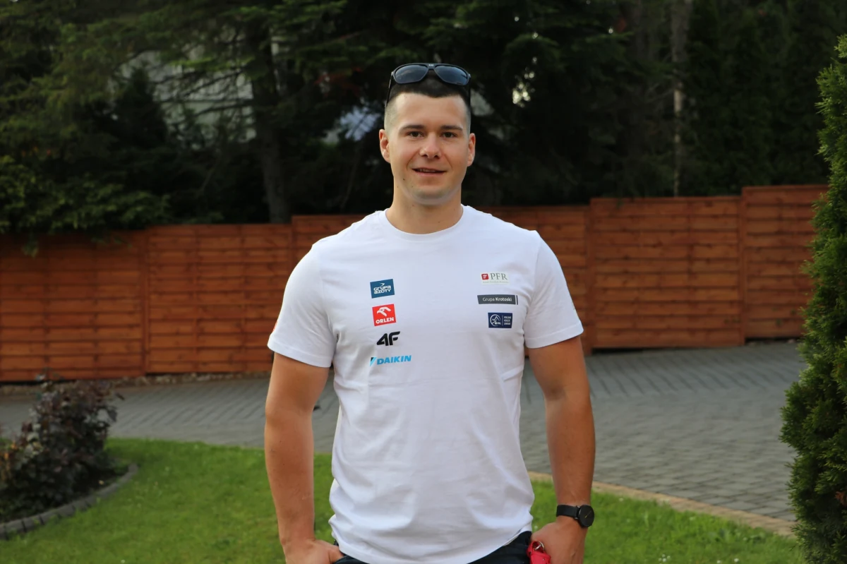 Latem ma trudniej niż skoczkowie. Oni mogą skakać na igielicie, a on ze sztucznej nawierzchni skorzystać nie może. Dba wtedy o formę fizyczną i nabiera głodu jazdy na snowboardzie. Mowa o Oskarze Kwiatkowskim – polskim mistrzu świata w slalomie gigancie równoległym. Do Zakopanego na spotkanie z reprezentantem Polski wybrał się nasz dziennikarz Paweł Pawłowski.