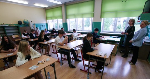 Uczniowie VIII klas szkół podstawowych, którzy w maju przystąpili do obowiązkowego egzaminu ósmoklasisty, za rozwiązanie zadań z języka polskiego uzyskali średnio 66 proc. punktów możliwych do otrzymania, a z matematyki – 53 proc. – podała Centralna Komisja Egzaminacyjna.