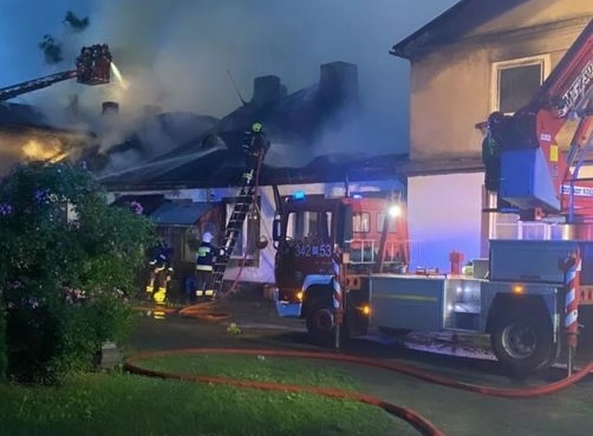 Prokuratura Okręgowa w Ostrowie Wielkopolskim wszczęła śledztwo w sprawie pożaru, który strawił ponad stuletni pałacyk w miejscowości Dębsko pod Kaliszem. Zginęły 2 osoby, a 23 zostały bez dachu nad głową.