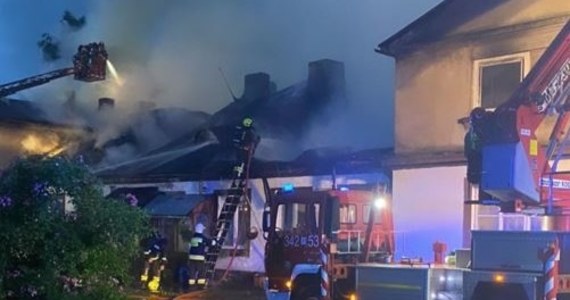 Prokuratura Okręgowa w Ostrowie Wielkopolskim wszczęła śledztwo w sprawie pożaru, który strawił ponad stuletni pałacyk w miejscowości Dębsko pod Kaliszem. Zginęły 2 osoby, a 23 zostały bez dachu nad głową.