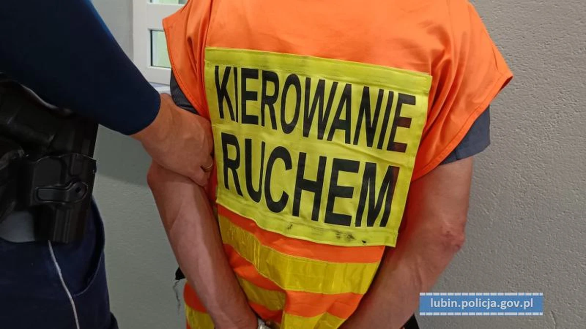 Nietypowa interwencja policji w powiecie lubińskim na Dolnym Śląsku. 44-letni robotnik kierował ruchem na drodze krajowej nr 36, będąc pod wpływem alkoholu. Mężczyzna miał ponad 3 promile.