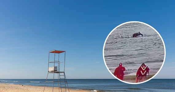 "Alkohol i woda to połączenie, które może zakończyć się tragedią" - napisało Wodne Ochotnicze Pogotowie Ratunkowe Międzyzdroje w opisie nagrania opublikowanego w mediach społecznościowych. Na krótkim filmie widać dwóch mężczyzn w wodzie na brzegu plaży, którzy po chwili upadają.