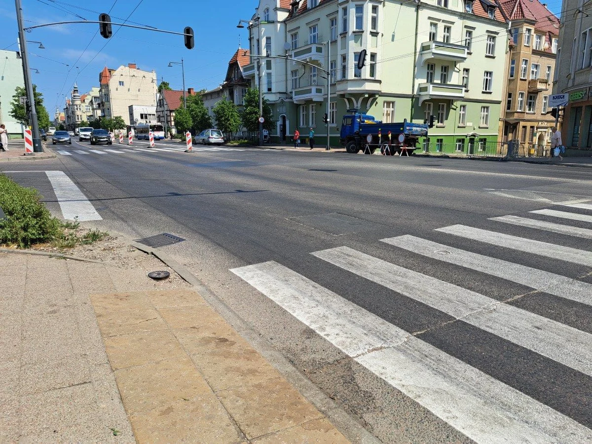 Od poniedziałku, przez co najmniej dwa tygodnia, do jednego pasa ruchu zwężona będzie Aleja Niepodległości w Sopocie. Chodzi o krótki odcinek na wysokości skrzyżowania z ulicami Podjazd i Sikorskiego.


