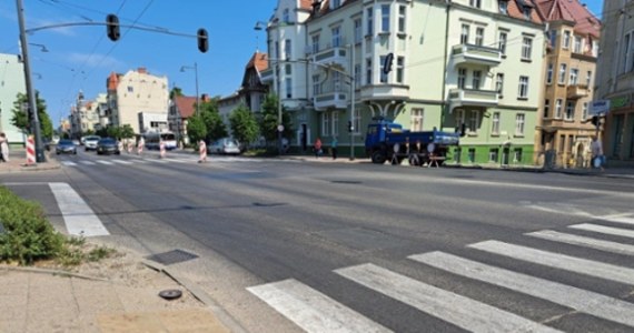 Od poniedziałku, przez co najmniej dwa tygodnia, do jednego pasa ruchu zwężona będzie Aleja Niepodległości w Sopocie. Chodzi o krótki odcinek na wysokości skrzyżowania z ulicami Podjazd i Sikorskiego.


