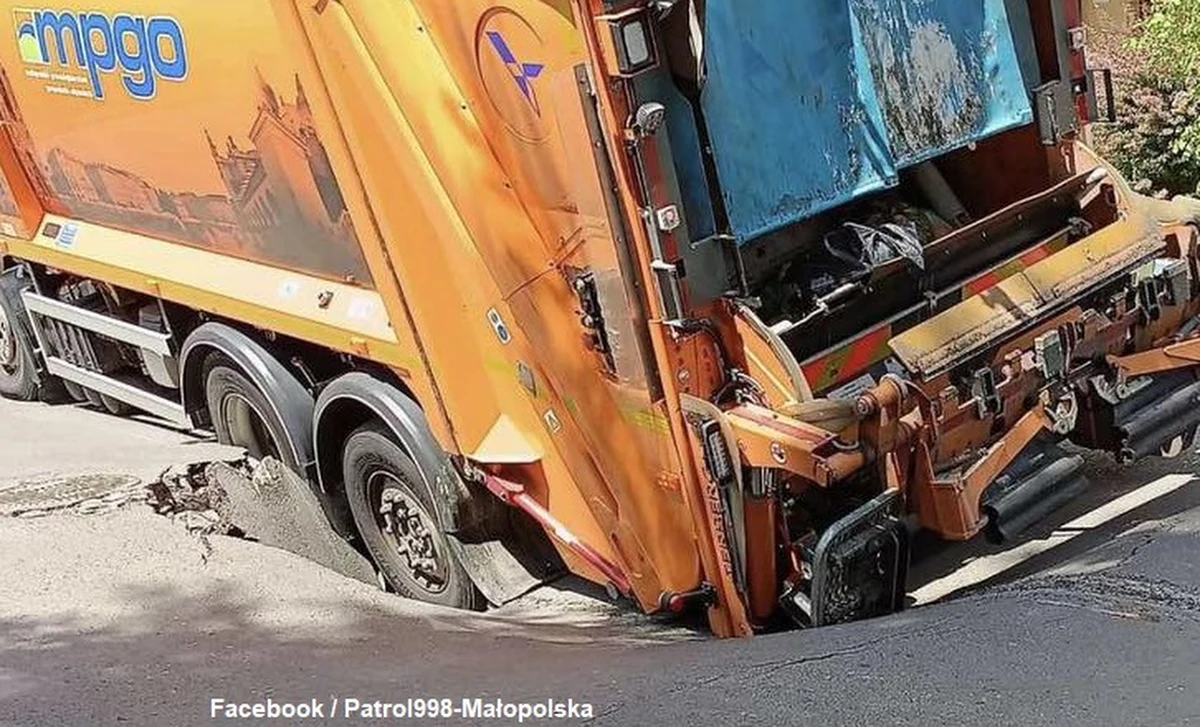 Niebezpieczny incydent na ul. Słoneckiego w krakowskiej dzielnicy Prądnik Czerwony. Pod śmieciarką zapadła się część asfaltu. Nie było osób poszkodowanych.